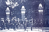 021-Николай II принимает парад по случаю освящения храма, 1907